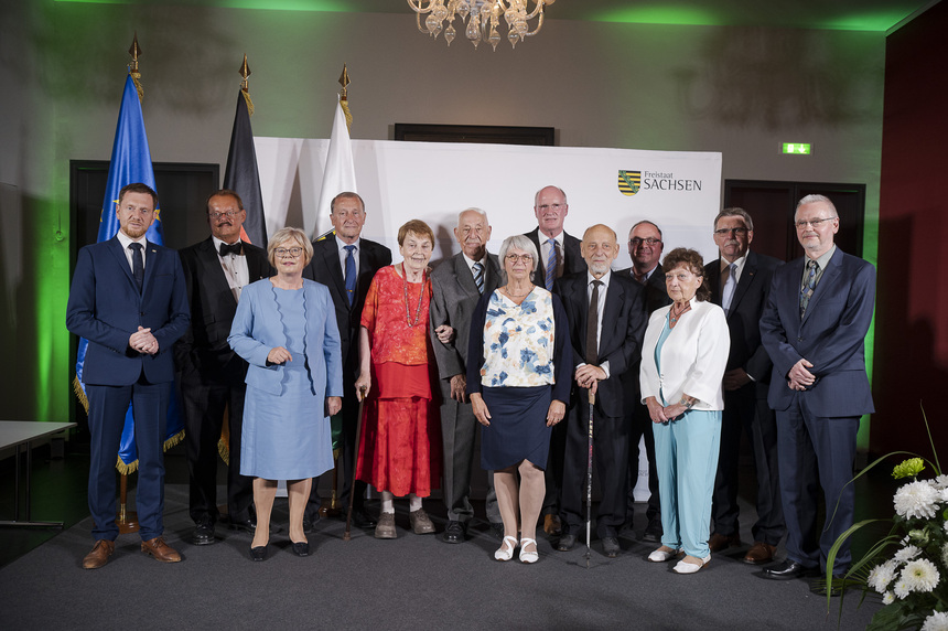 Gruppenbild der 12 Träger/innen des Sächsischen Verdienstordens 2022