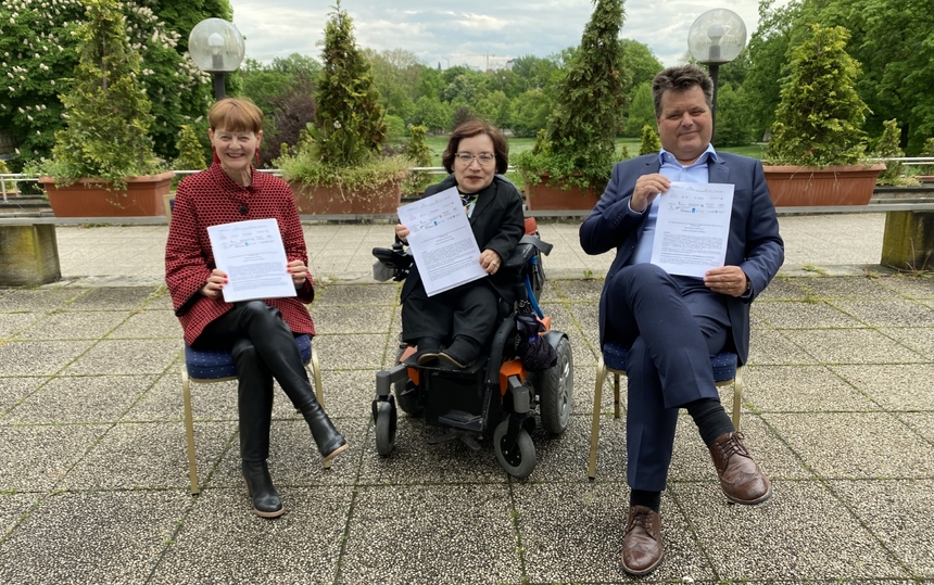 v.l.n.r.: Helga Seel, Geschäftsführerin der Bundesarbeitsgemeinschaft für Rehabilitation, Rika Esser, Beauftragte der Hessischen Landesregierung für Menschen mit Behinderungen und Jürgen Dusel, Beauftragter der Bundesregierung für Menschen mit Behinderung