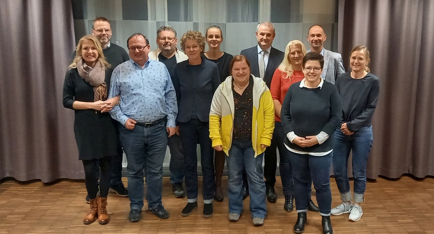 Vertreter der AGSV stehen mit dem Landesinklusionsbeauftragten in einer Gruppe zusammen und lächeln in die Kamera. 