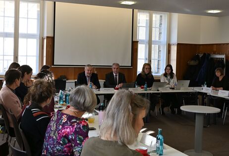 Die Teilnehmer der LAG-B Sitzung vom 25.02.2026 sitzen in einem großen Raum an Tischen, die in U-Form aufgestellt sind.
