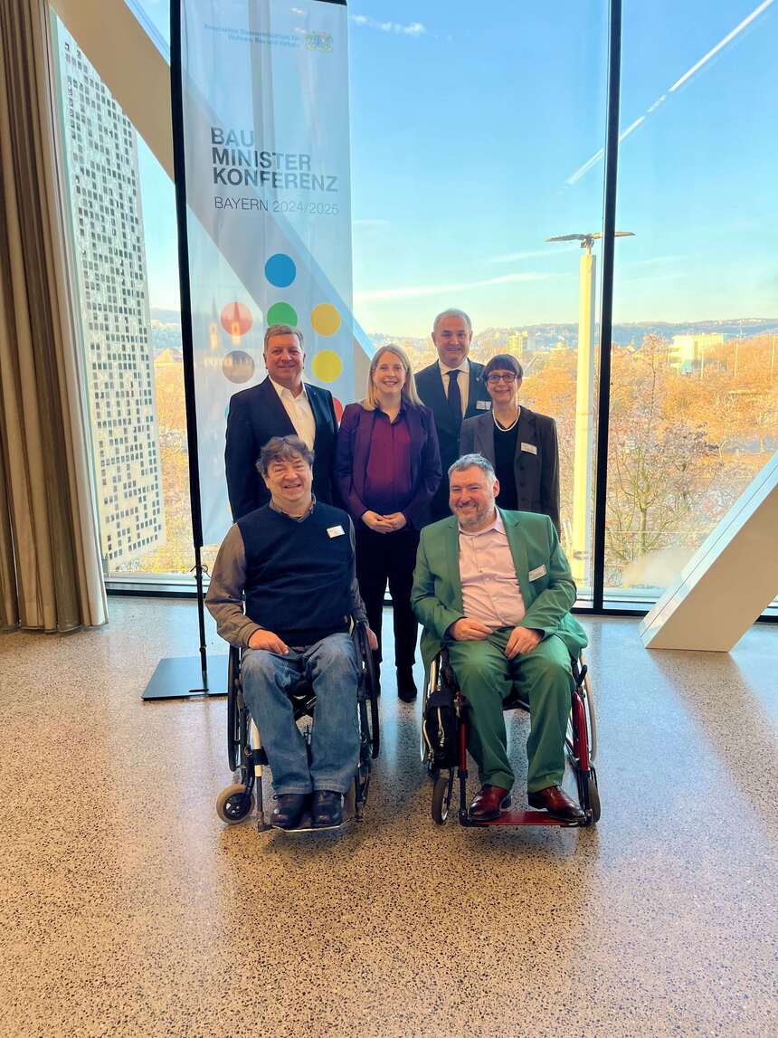 Andreas Winkel, Beauftragter aus Hessen und Holger Kiesel, bayerischer Beauftragter für die Belange von Menschen mit Behinderung sind zusammen mit dem Vorsitzenden der Bauministerkonferenz, dem bayerischen Bauminister Christian Bernreiter, der Bundesbaumi