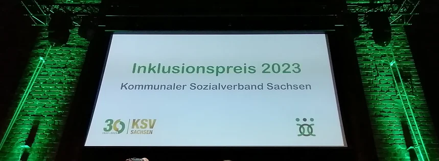 Leinwand mit dem Schriftzug: Inklusionspreis 2023 - Kommunaler Sozialverband Sachsen