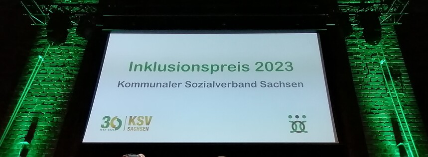 Leinwand mit dem Schriftzug: Inklusionspreis 2023 - Kommunaler Sozialverband Sachsen