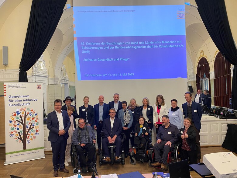 Gruppenbild der Behindertenbeauftragten von Bund und Ländern bei Ihrem Treffen in Bad Nauheim im Mai 2023