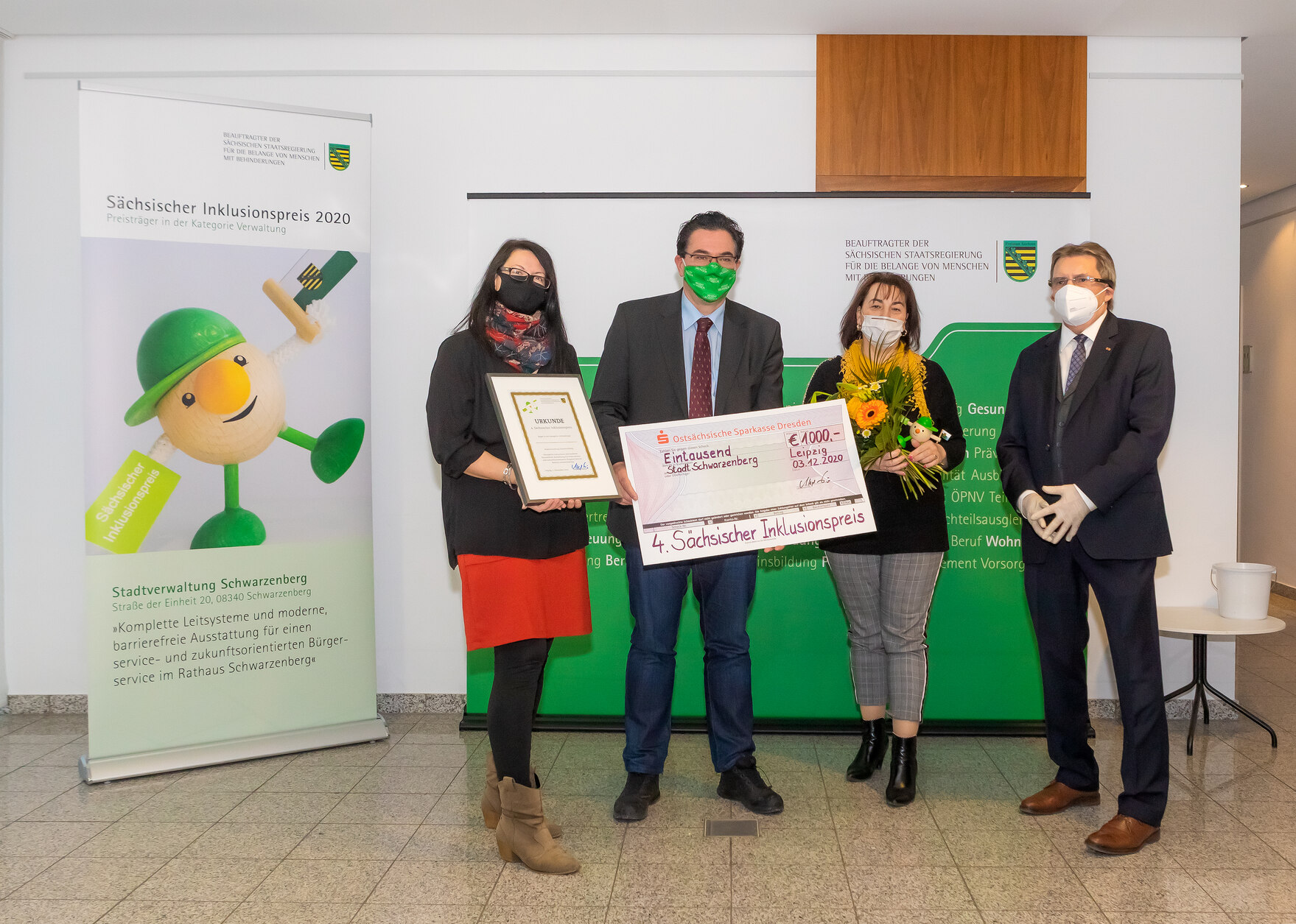 Die Preisträger der Kategorie Verwaltung, Vertreter der Stadtverwaltung Schwarzenberg, stehen neben dem Beauftragten und halten ihre Auszeichnung - einen Scheck, eine Urkunde, eine Preisfigur und einen Blumenstrauß - in die Kamera.