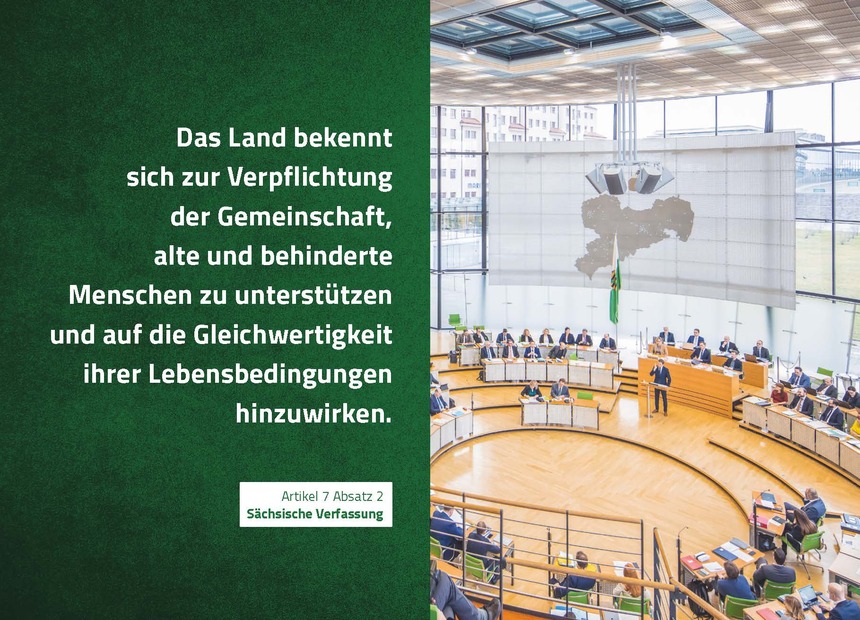 Die Postkarte ist in der Hälfte längst geteilt: auf der linken Seite befindet sich der Text des Artikels 7, Absatz 2 der Sächsischen Verfassung und auf der rechten Seite ist ein Foto vom Plenarsaal des Sächsischen Landtages. 