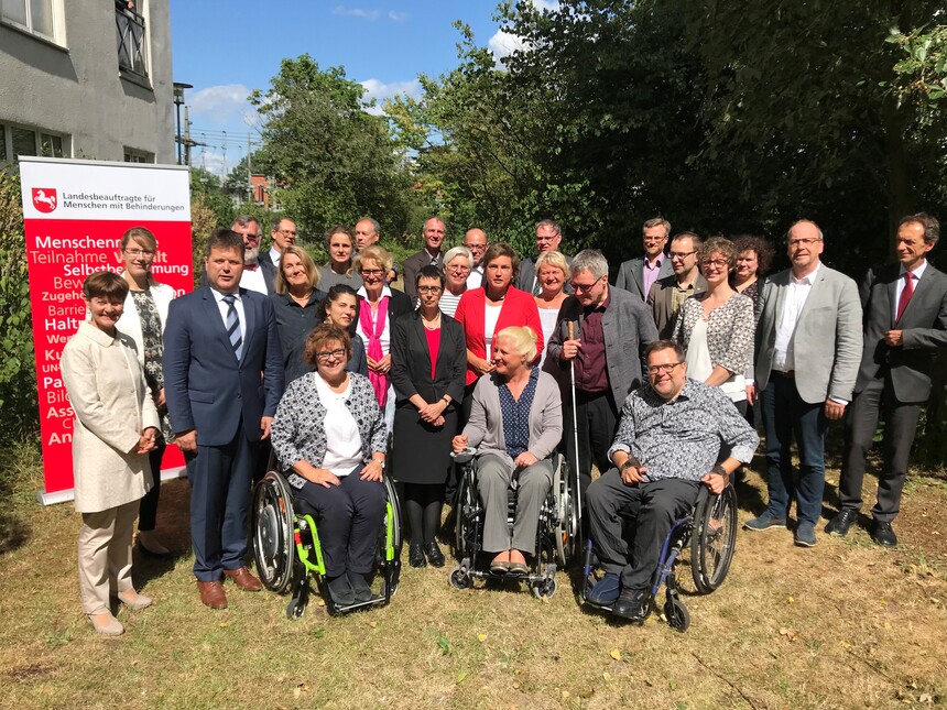 Neben den Beauftragten und deren Vertretern stehen weitere Teilnehmer des 55. Treffens der Behindertenbeauftragten von Bund und Ländern in Hannover als Gruppe zusammen.