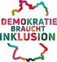 Logo des Behindertenbeauftragten des Bundes: ein bunter Schriftzug mit dem Inhalt "Demokratie braucht Inklusion" vor dem Hintergrund einer ebenso bunten Deutschlandkarte.